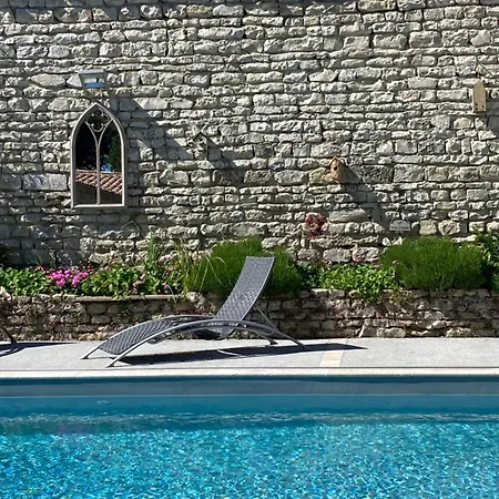 Del Re 2 Face à La Piscine